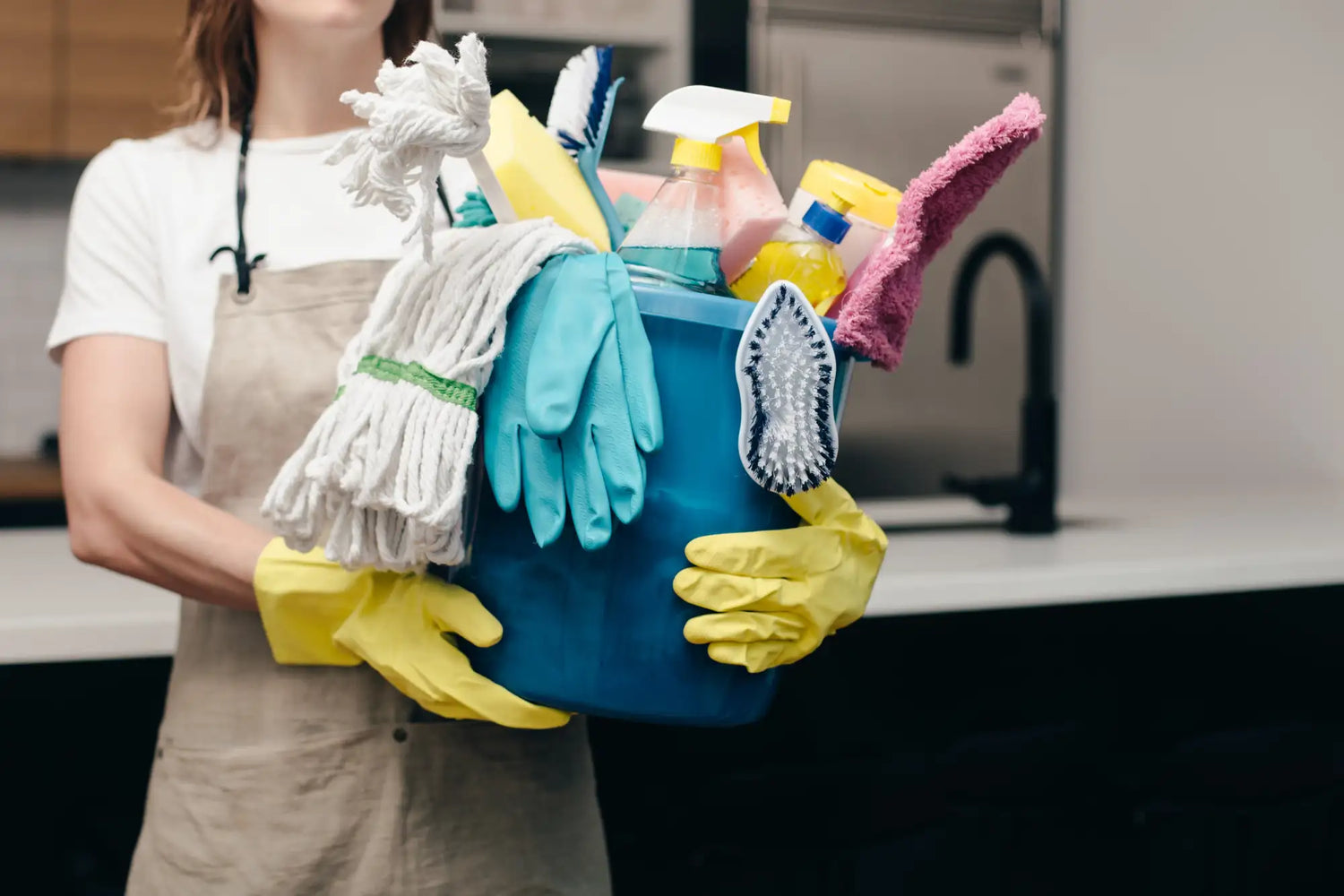 Blauer Plastikeimer gefüllt mit Reinigungsmitteln