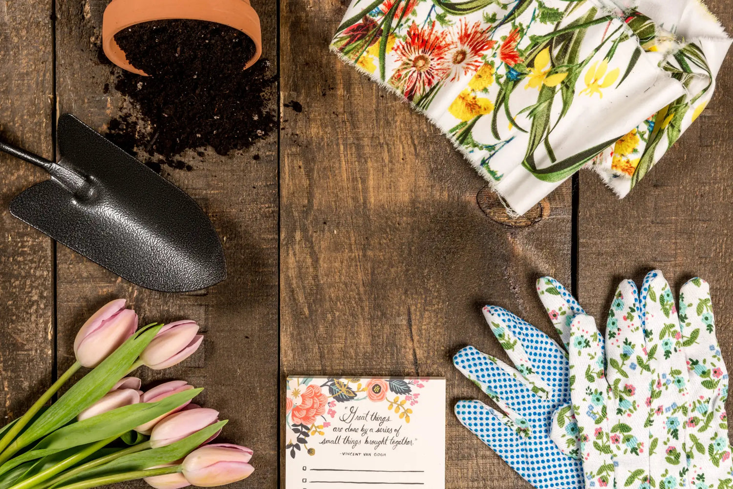 Gartenhandschuhe mit Blumenmuster, blauen Punkten und weißem Untergrund.