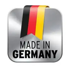 Silbernes metallisches Abzeichen mit schwarzem, rotem und goldenem Bandbanner, das den Text ’made in germany’ anzeigt.