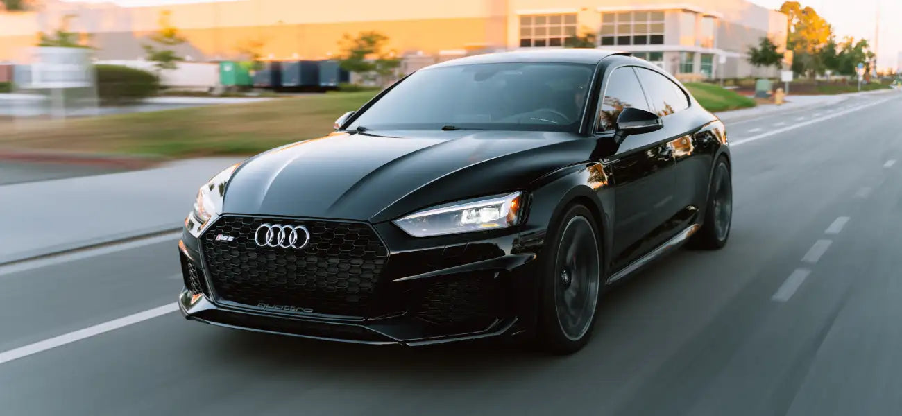Schwarzer Audi RS5 Coupé mit einem schlanken, sportlichen Design und aggressivem Frontgrill.