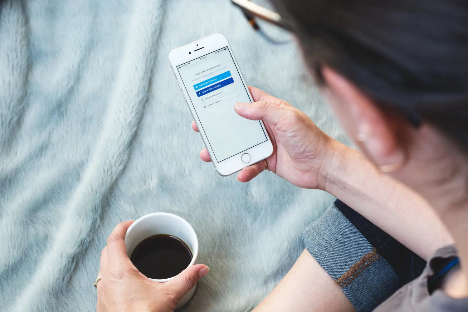 Weißes iPhone 6s mit Anmeldebildschirm